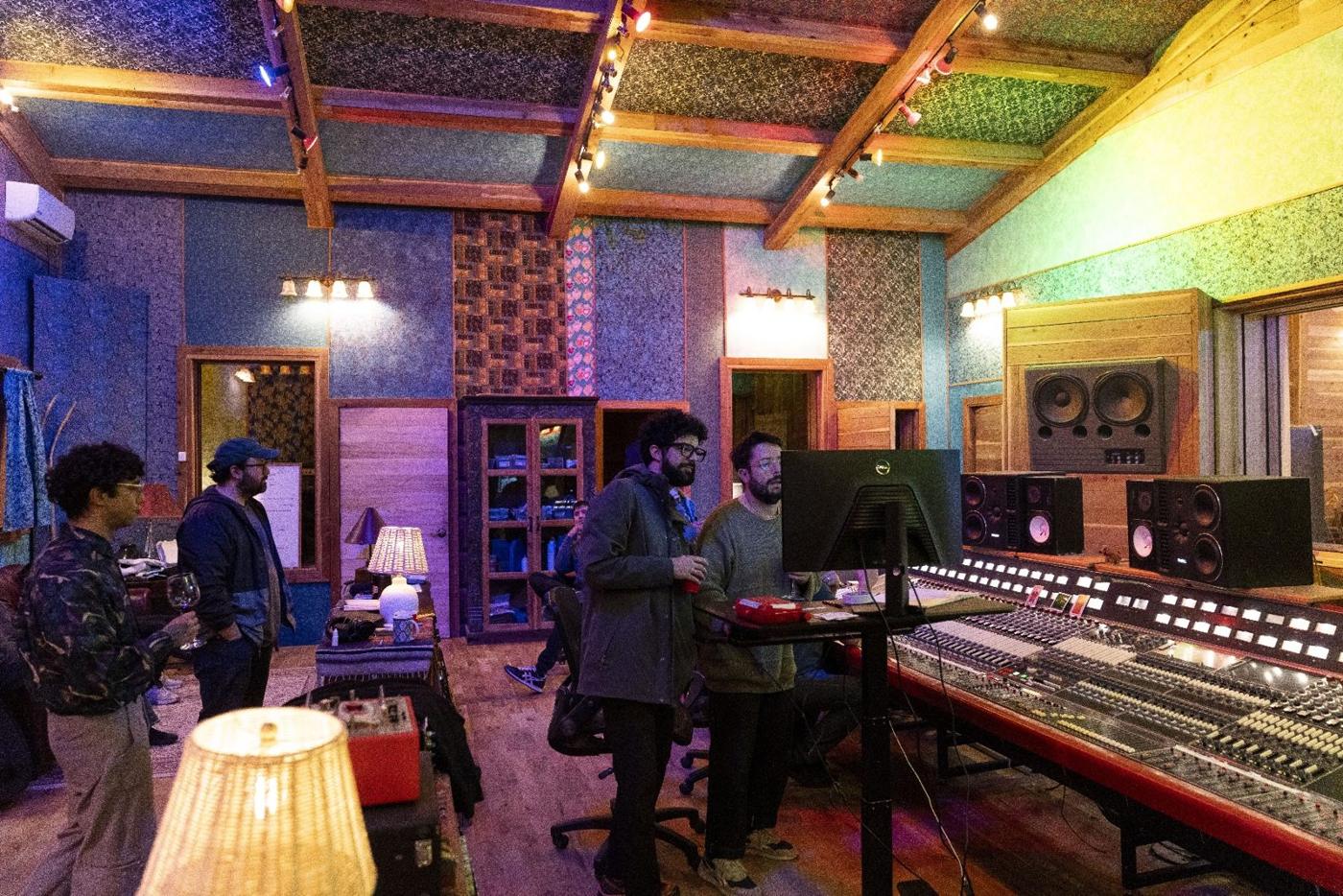 El cuarto de control de Sonic Ranch durante la sesión, con la consola y el equipo de pie